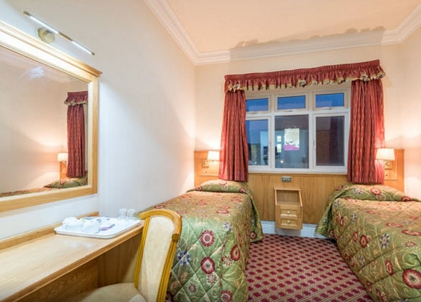 Twin room at Viking Hotel London
